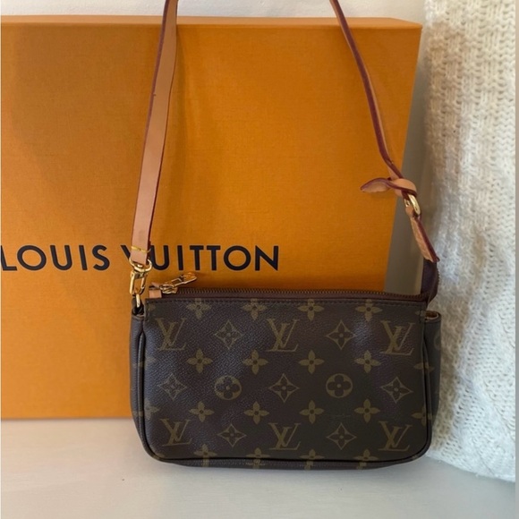 Louis Vuitton Pochette Monogram Purse - Picture 9 of 15